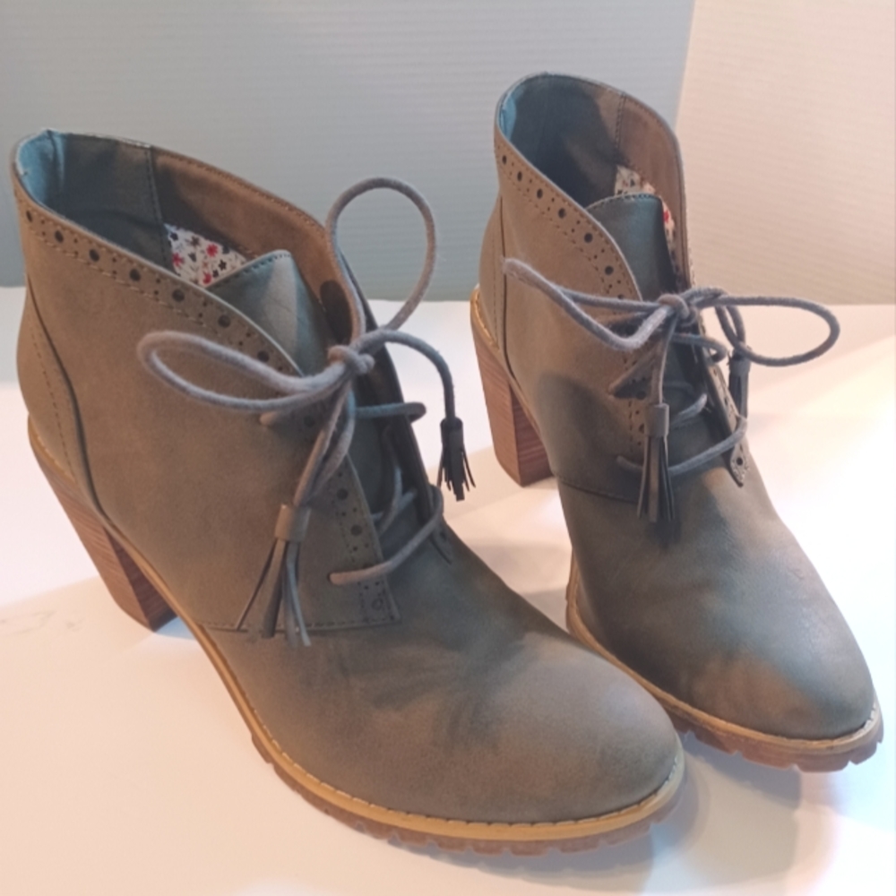 “RESTRICTED” LUG SOLE LACE UP BOOTIES TAUPE SIZE 7